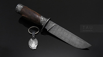 Надежный и красивый охотничий нож из дамаска.