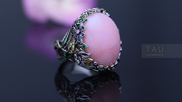 Кольцо с большим розовым опалом.