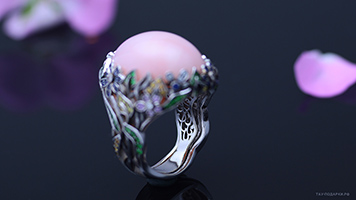 Большое женское кольцо с розовым опалом