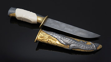 Нож для охоты из дамасской стали серебра и бивня мамонта.