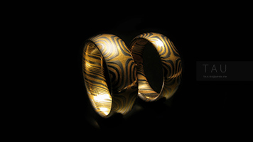 Обручальные кольца из белого и желтого золота.
