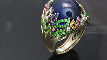 кольцо с сапфирами, рубинами, цаворитами и бриллиантами.