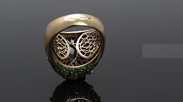 Необычное кольцо с драгоценными камнями на заказ в Спб.