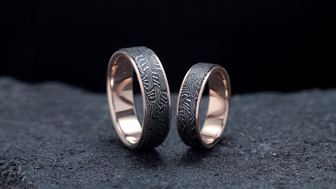 Черные с золотом обручальные кольца