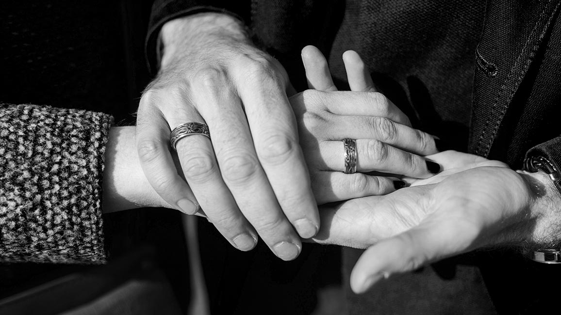 Обручальные кольца на руках